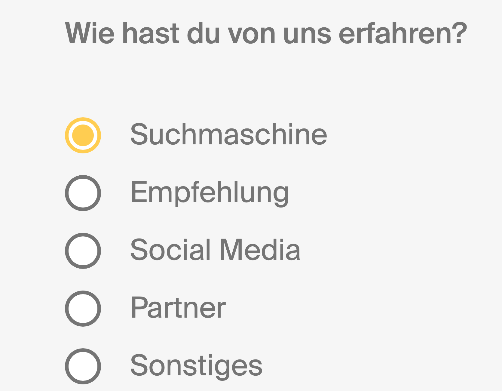 Radio-Button-Liste mit der Frage „Wie hast du von uns erfahren?“. Optionen Suchmaschine, Empfehlung, Social Media, Partner, Sonstiges. Social Media ist ausgewählt, aber es ist kein sichtbarer Fokus-Indikator zu erkennen.